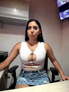 Snapshot of MarianaBenz chatting on October 5, 2025, 9:02 pm MarianaBenz online show from October 5, 2025, 9:02 pm