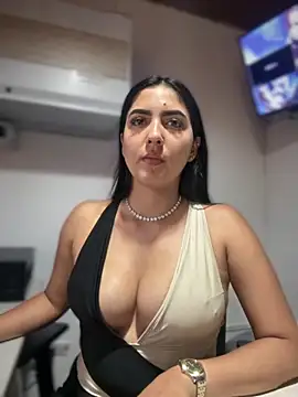 Snapshot of MarianaBenz chatting on November 3, 2025, 12:24 am MarianaBenz online show from November 3, 2025, 12:24 am