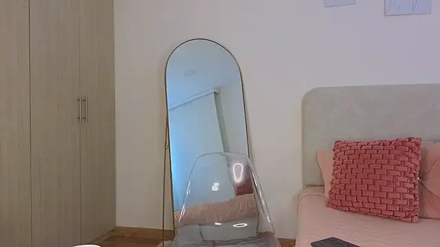 KristennBlue online show from December 18, 2025, 4:35 pm