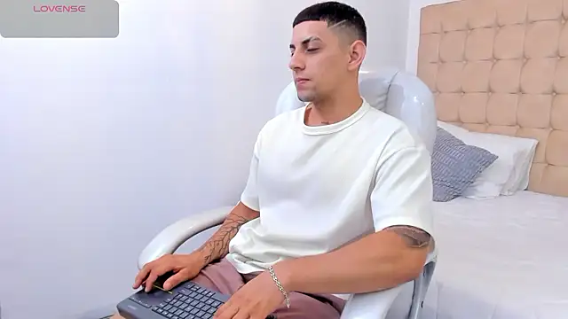 Alex cute77 online show from January 7, 2026, 12:51 pm