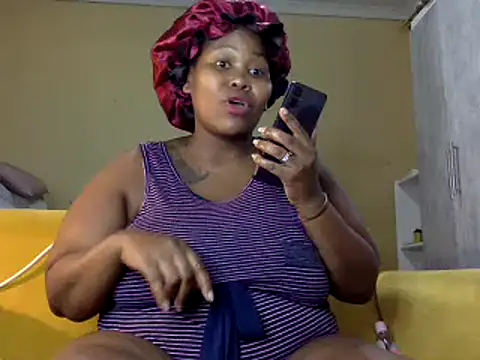 Snapshot of Real1SweetQueen chatting on January 24, 2025, 12:31 am Real1SweetQueen online show from January 24, 2025, 12:31 am