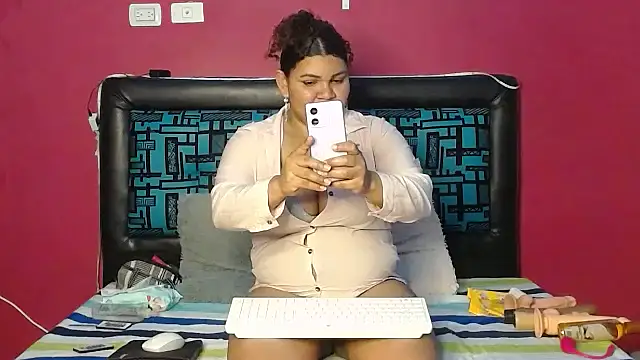 Snapshot of karolhot916 chatting on October 23, 2025, 12:10 am karolhot916 online show from October 23, 2025, 12:10 am