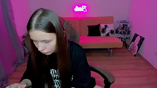 Snapshot of HelloRoxy chatting on October 6, 2025, 7:00 pm HelloRoxy online show from October 6, 2025, 7:00 pm