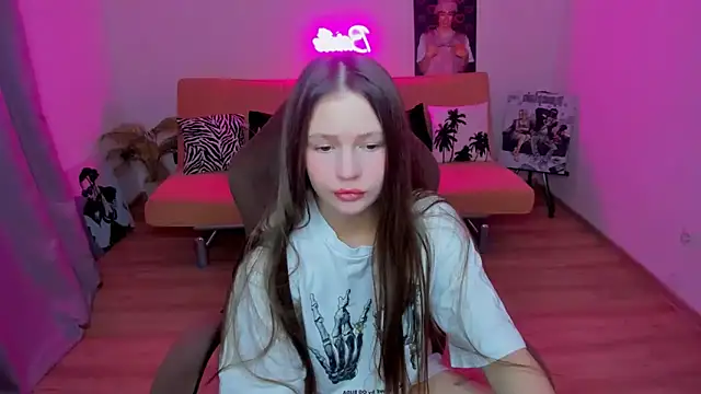 Snapshot of HelloRoxy chatting on October 19, 2025, 2:40 pm HelloRoxy online show from October 19, 2025, 2:40 pm