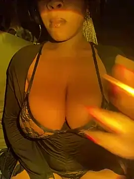 YellowHoneyDip online show from December 22, 2024, 5:32 pm