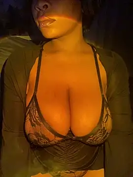 YellowHoneyDip online show from January 8, 2025, 3:28 pm