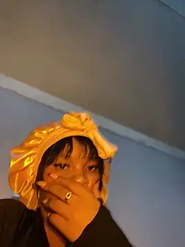 YellowHoneyDip online show from February 28, 2025, 2:42 am