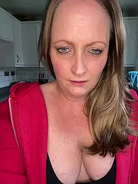 HoneyBluex online show from April 15, 2026, 11:28 am