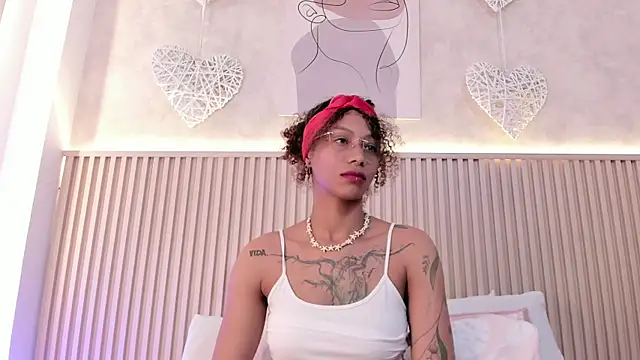 daiana curly online show from October 25, 2025, 7:52 pm