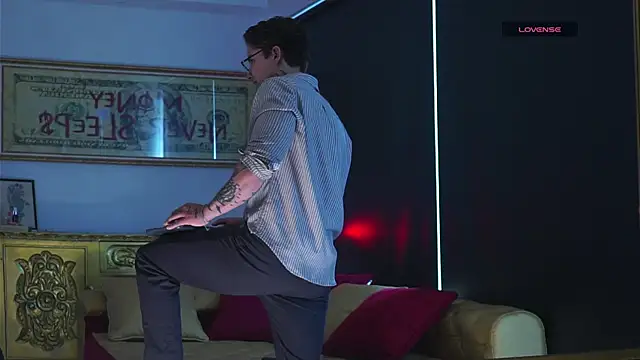 dantecoppolaa  online show from November 16, 2025, 7:19 pm