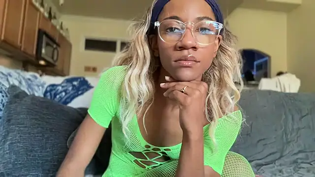 cutiesigh online show from October 9, 2025, 2:26 pm