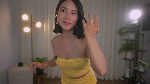 Snapshot of Miss_beee chatting on January 7, 2025, 11:35 pm Miss beee online show from January 7, 2025, 11:35 pm