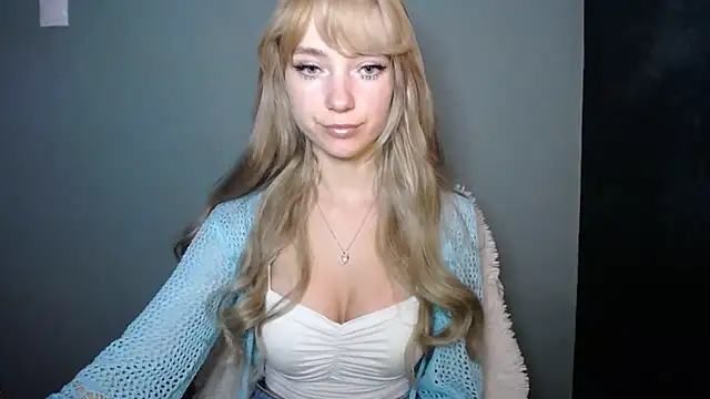 LuciaYoung online show from October 31, 2025, 7:31 am