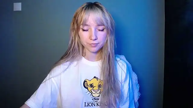 LuciaYoung online show from November 27, 2025, 1:35 pm