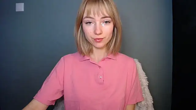 LuciaYoung online show from February 13, 2026, 1:18 pm