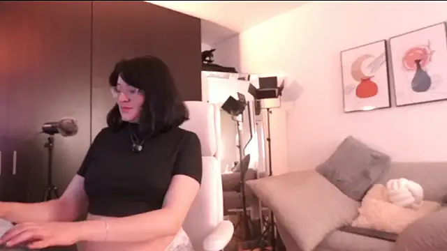 Anah s online show from December 17, 2025, 10:27 pm