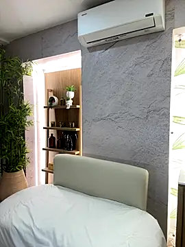 LIAH IZUMI online show from October 11, 2025, 10:47 am