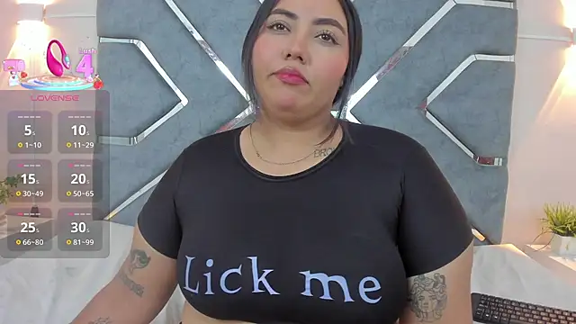 Snapshot of LucciaPorter chatting on October 9, 2025, 10:19 pm LucciaPorter online show from October 9, 2025, 10:19 pm