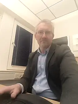 tom-swede online show from January 8, 2025, 3:39 pm