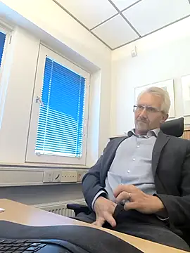 tom-swede online show from October 9, 2025, 2:37 pm