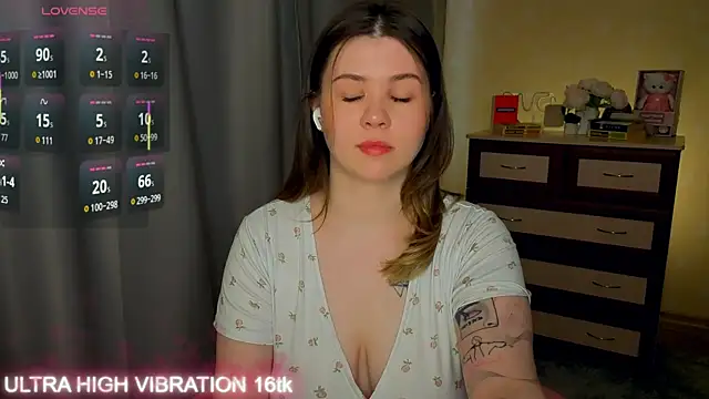 Snapshot of cutie_mili chatting on May 4, 2026, 8:32 am cutie mili online show from May 4, 2026, 8:32 am
