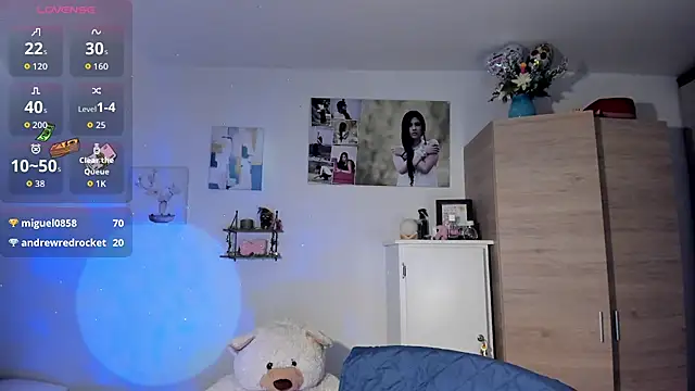 VeronikaOlsen online show from October 28, 2025, 1:36 pm