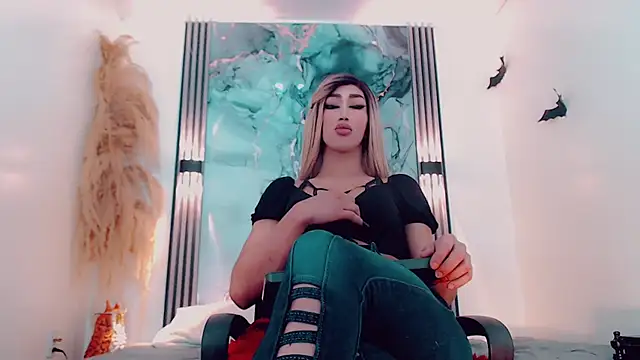 hilary rodriguez online show from October 3, 2025, 7:33 pm