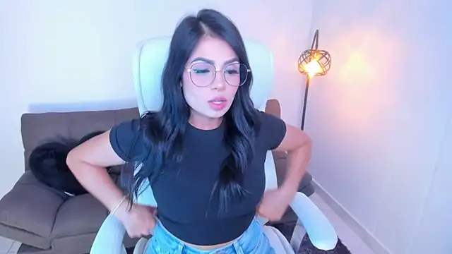 Snapshot of dominique21_ chatting on December 14, 2024, 10:50 pm dominique21 online show from December 14, 2024, 10:50 pm