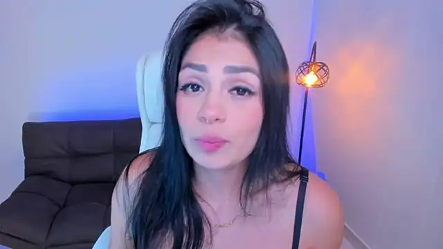 Snapshot of dominique21_ chatting on December 18, 2024, 5:04 am dominique21 online show from December 18, 2024, 5:04 am