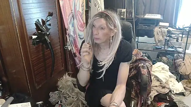 Snapshot of Ombeline1 chatting on May 28, 2026, 3:42 pm Ombeline1 online show from May 28, 2026, 3:42 pm