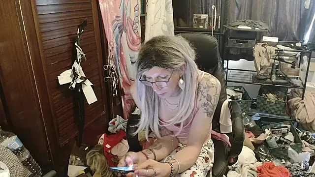 Snapshot of Ombeline1 chatting on June 1, 2026, 10:28 am Ombeline1 online show from June 1, 2026, 10:28 am
