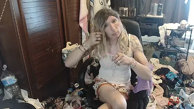 Snapshot of Ombeline1 chatting on June 20, 2026, 7:11 am Ombeline1 online show from June 20, 2026, 7:11 am