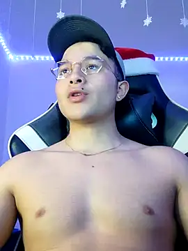 AustinSummerr online show from December 17, 2024, 4:32 pm