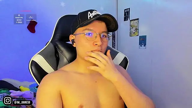 AustinSummerr online show from January 3, 2025, 3:44 pm