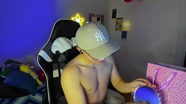 AustinSummerr online show from February 5, 2025, 11:44 am