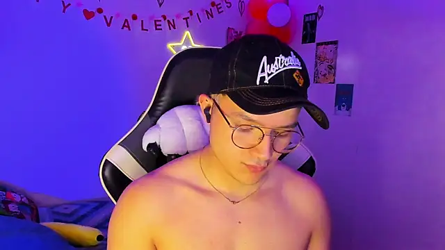 AustinSummerr online show from February 12, 2025, 4:33 pm