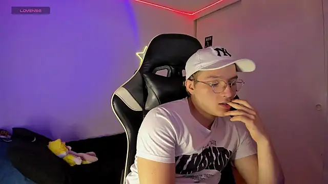 AustinSummerr online show from March 18, 2025, 3:10 pm