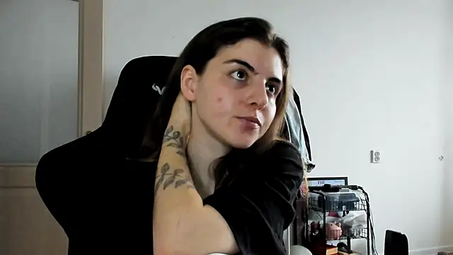 emmamurrr online show from November 6, 2025, 8:37 am