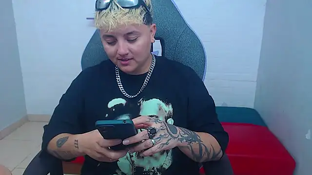 Snapshot of isabeautyx19 chatting on February 9, 2025, 3:43 am isabeautyx19 online show from February 9, 2025, 3:43 am