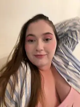 Snapshot of Kamilla_Loop chatting on October 6, 2025, 9:23 pm Kamilla Loop online show from October 6, 2025, 9:23 pm