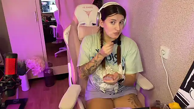 Katrin  kiss online show from November 6, 2025, 4:52 pm