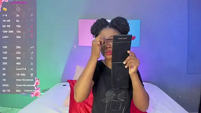 EmmaSmith06 online show from October 7, 2025, 5:21 pm