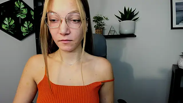 EmillyPlay online show from December 4, 2024, 6:55 am