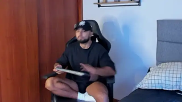 Snapshot of ethaanjones chatting on October 13, 2025, 9:04 pm ethaanjones online show from October 13, 2025, 9:04 pm