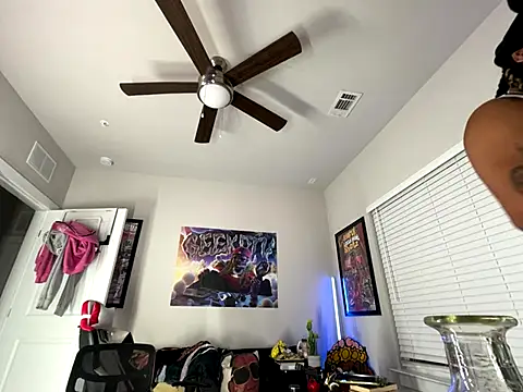 4EVAGLACIERS online show from November 23, 2025, 5:40 am