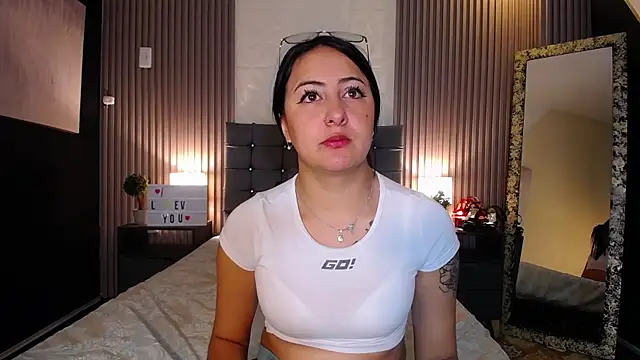 isabella smith  online show from December 10, 2024, 1:55 pm