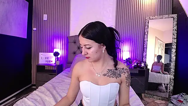 isabella smith  online show from December 26, 2024, 7:38 pm