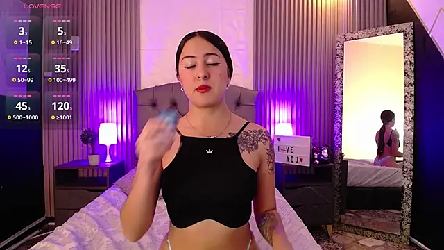 isabella smith  online show from December 30, 2024, 1:47 pm