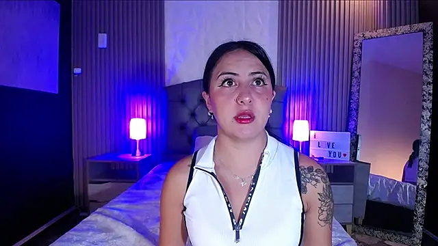 isabella smith  online show from January 9, 2025, 1:13 pm
