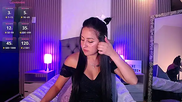 isabella smith  online show from January 15, 2025, 4:54 pm